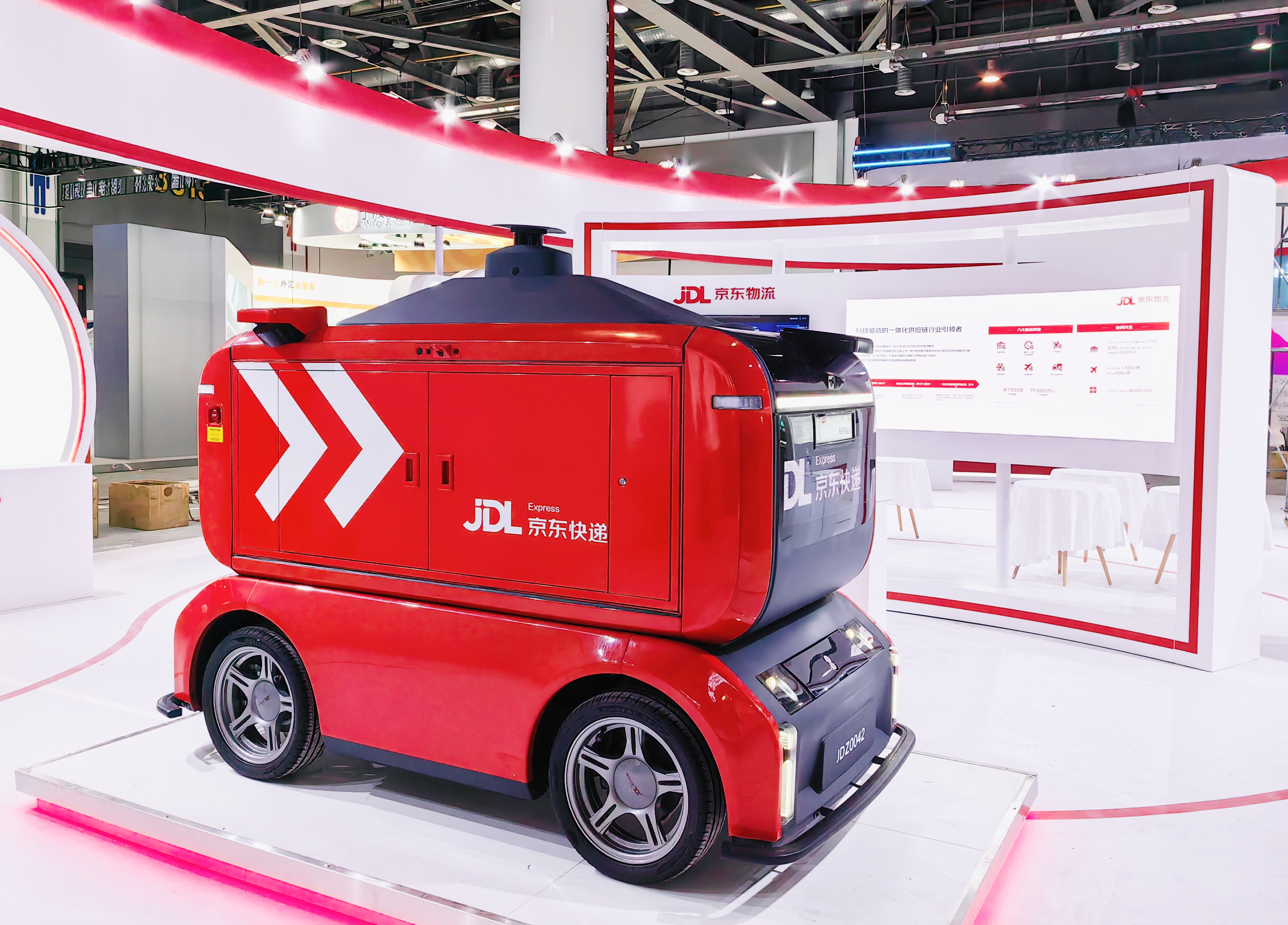 智能快遞車亮相首屆數貿會,京東物流無人配送覆蓋8大場景-物流之家
